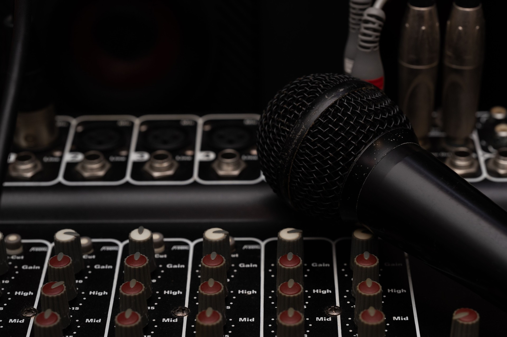Dynamic microphone on an audio mixer